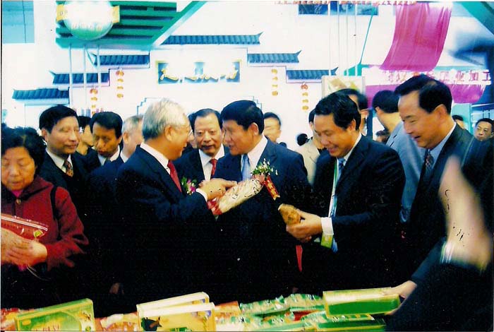2006年第三屆農(nóng)博會(huì)期間本公司產(chǎn)品受到全國(guó)政協(xié)副主席張思卿和湖北省常務(wù)副省長(zhǎng)李憲生等領(lǐng)導(dǎo)的高度評(píng)價(jià)