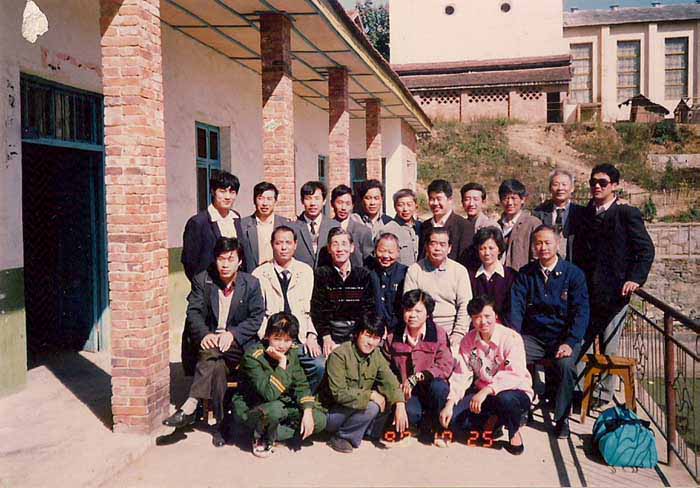 1989年日本前忠株式會(huì)社前忠社長一行在省縣各級領(lǐng)導(dǎo)的陪同下第一次來到鐘祥縣客店鎮(zhèn)考察葛粉生產(chǎn)并在客店招待所全體合影