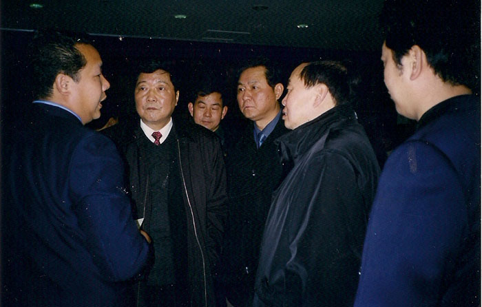 2002年3月原武漢市市長(zhǎng)周濟(jì)帶領(lǐng)相關(guān)部門領(lǐng)導(dǎo)考察武漢公司葛粉生產(chǎn)情況并聽取總經(jīng)理邵仙墻的匯報(bào)